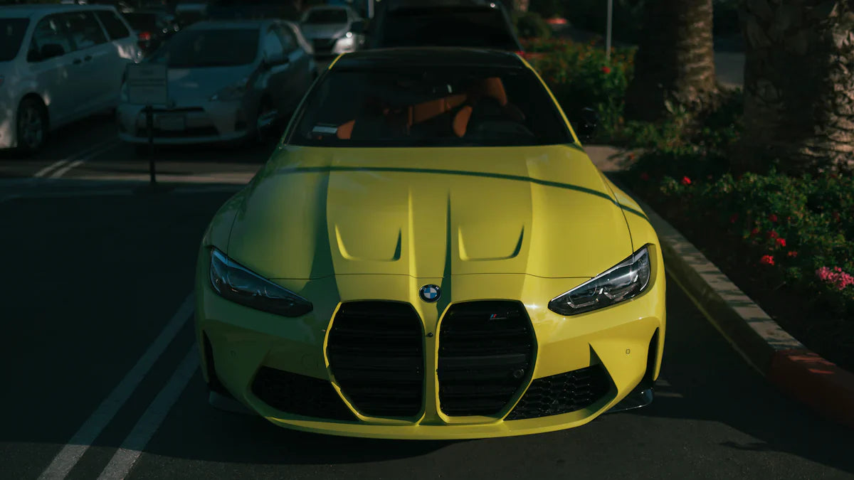 هل شفة الكربون الأمامية لسيارة BMW M4 G82 تستحق الاستثمار؟