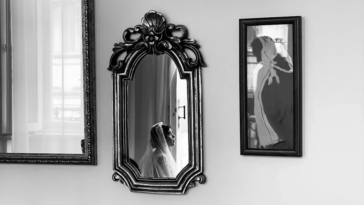 Traditional Mirrors vs Smart Mirrors Understanding the Key Benefits