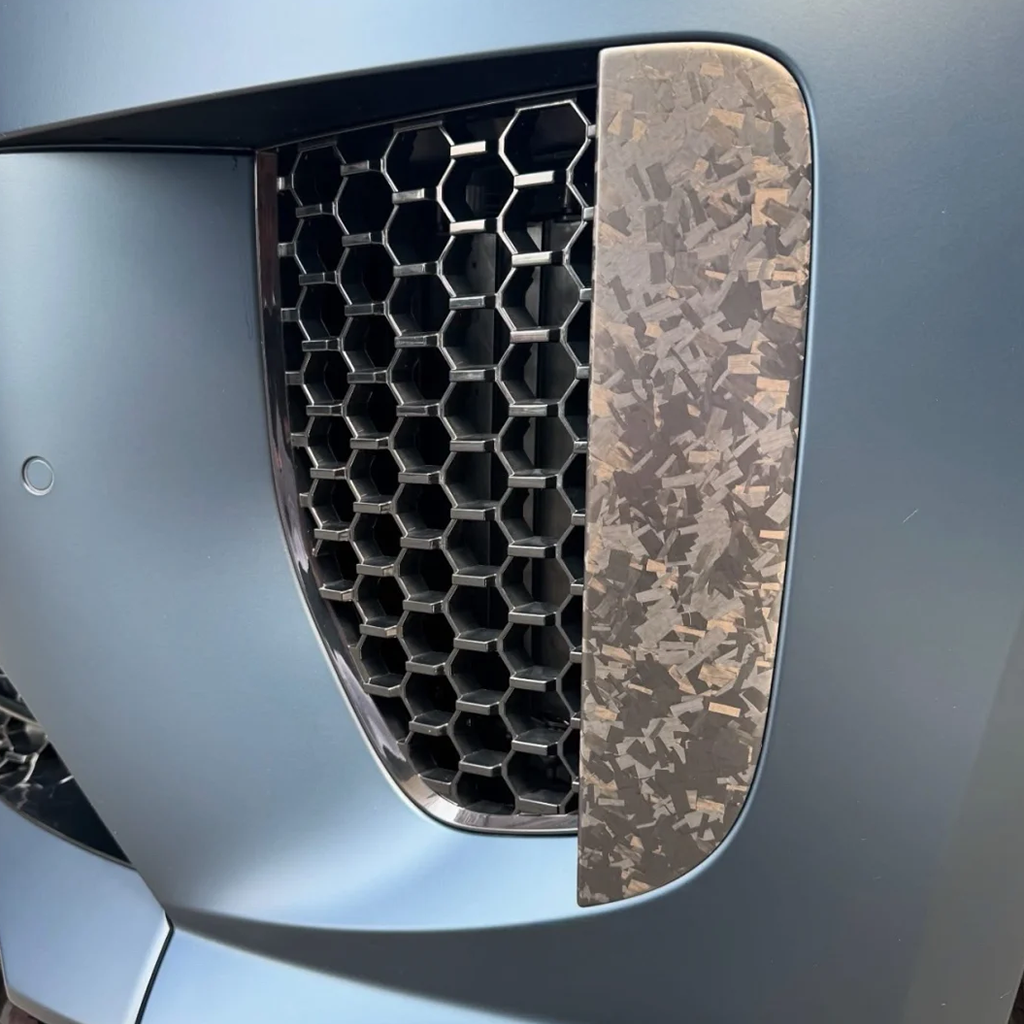 Range Rover Sport L461 Forged Carbon Aero Kit – 6-Piece Set (Front Lip, Air Blades, Grille, Side Vents, Exhaust Tips)