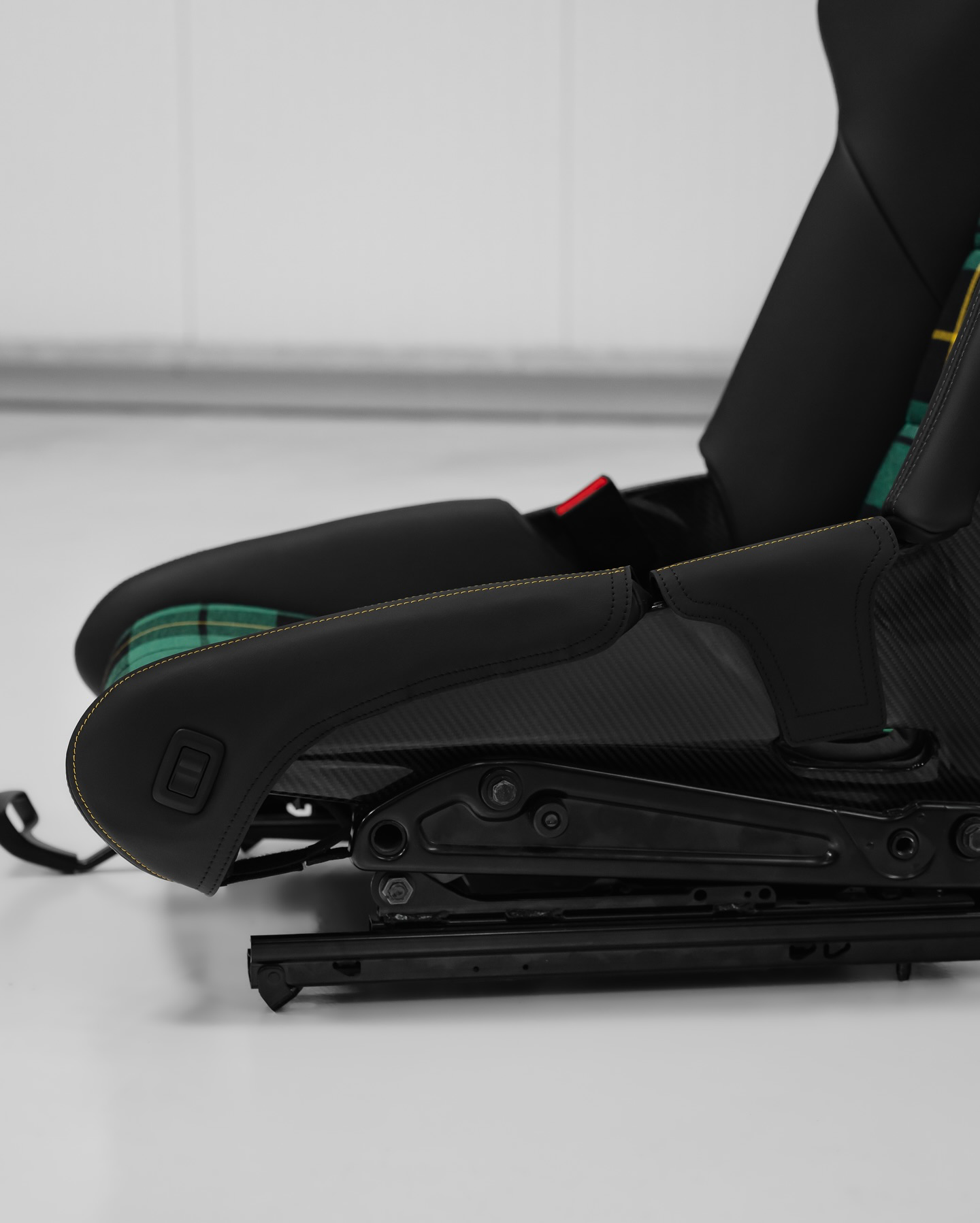 Porsche folding carbon bucket seat, black leather bolster protector, green tartan, made in Germany