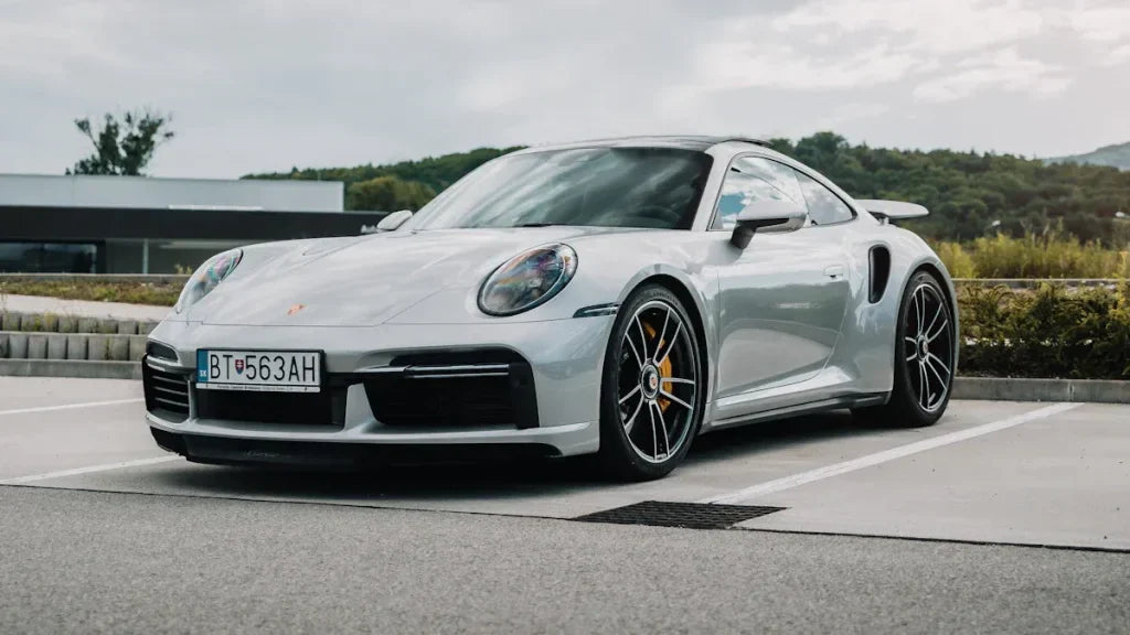 Aston Martin Vantage vs Porsche 911 Carrera Performance Breakdown
