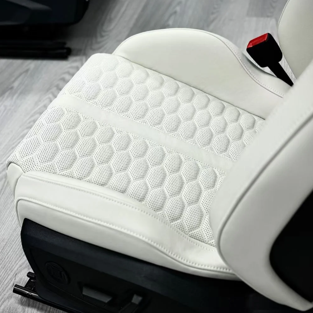 CarbonXtreme RS Carbon Bucket Seats for Audi A4+ & RS Models | OEM Frame, Dry Carbon Shell