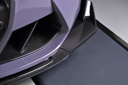 Close-up of the CSL style carbon fiber corner splitter fitted to a BMW G82 M4 bumper