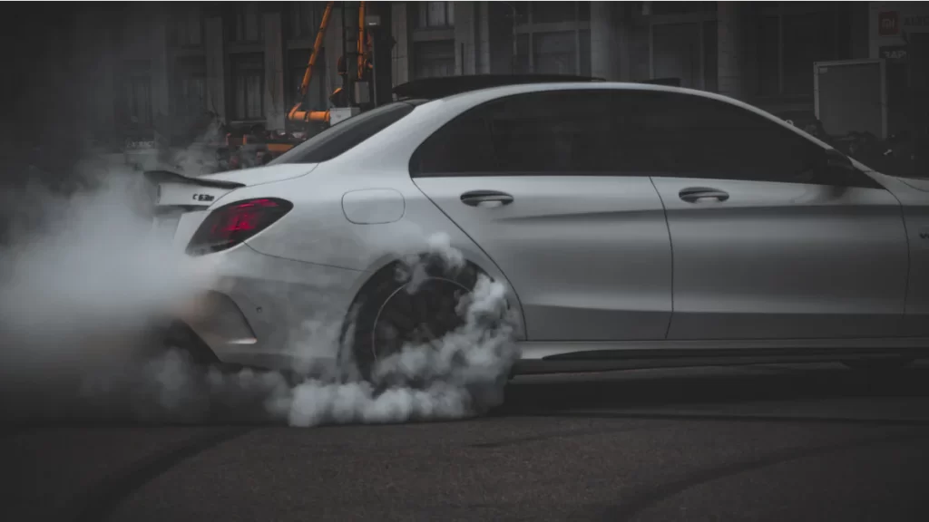 كيف تتفوق مرسيدس C63 AMG في التحكم والأداء